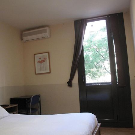 Hostal Lk Barcelona Bagian luar foto