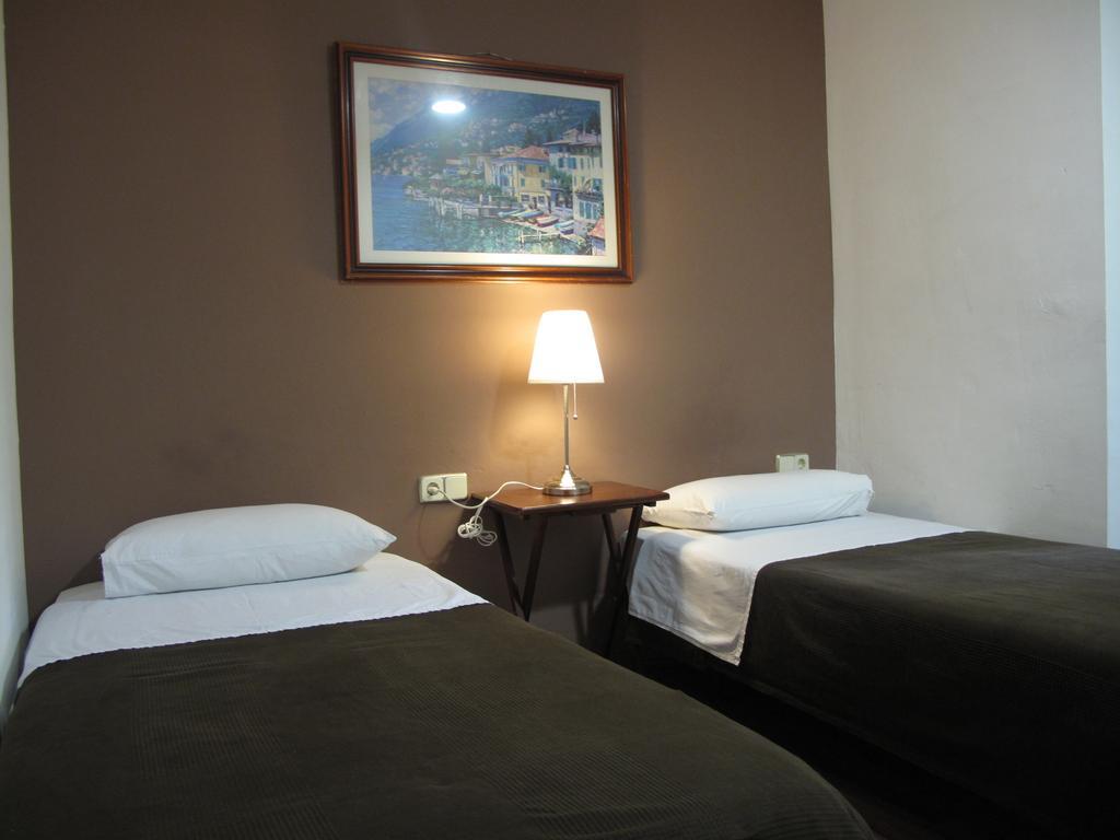 Hostal Lk Barcelona Bagian luar foto