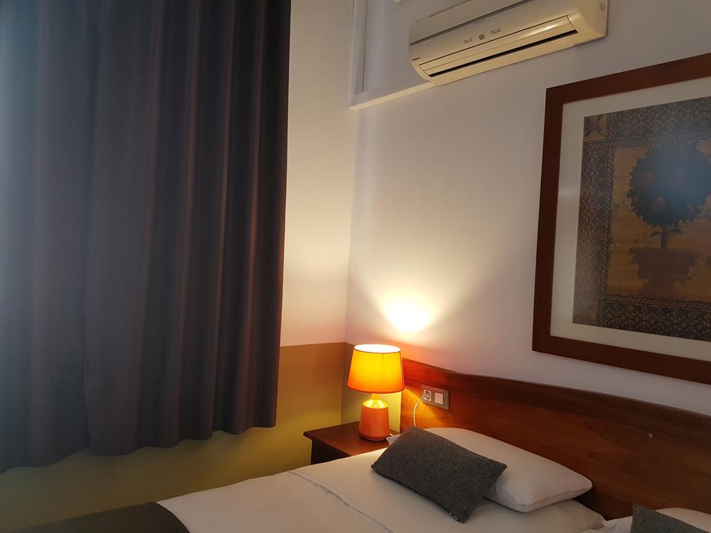 Hostal Lk Barcelona Bagian luar foto