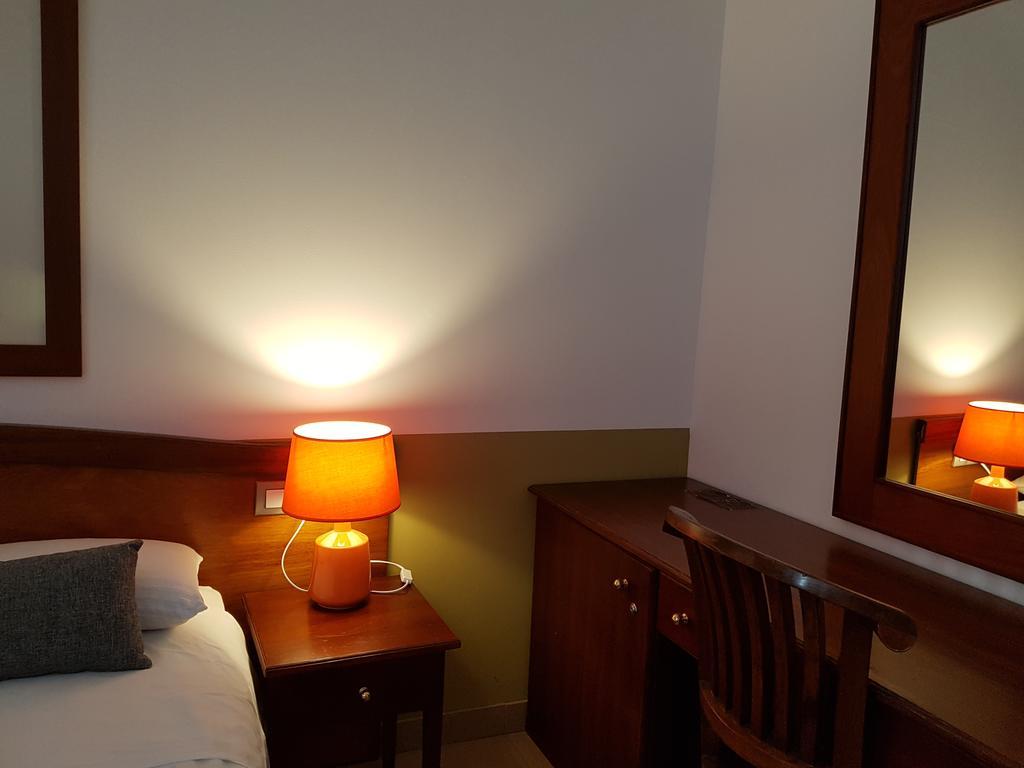Hostal Lk Barcelona Bagian luar foto