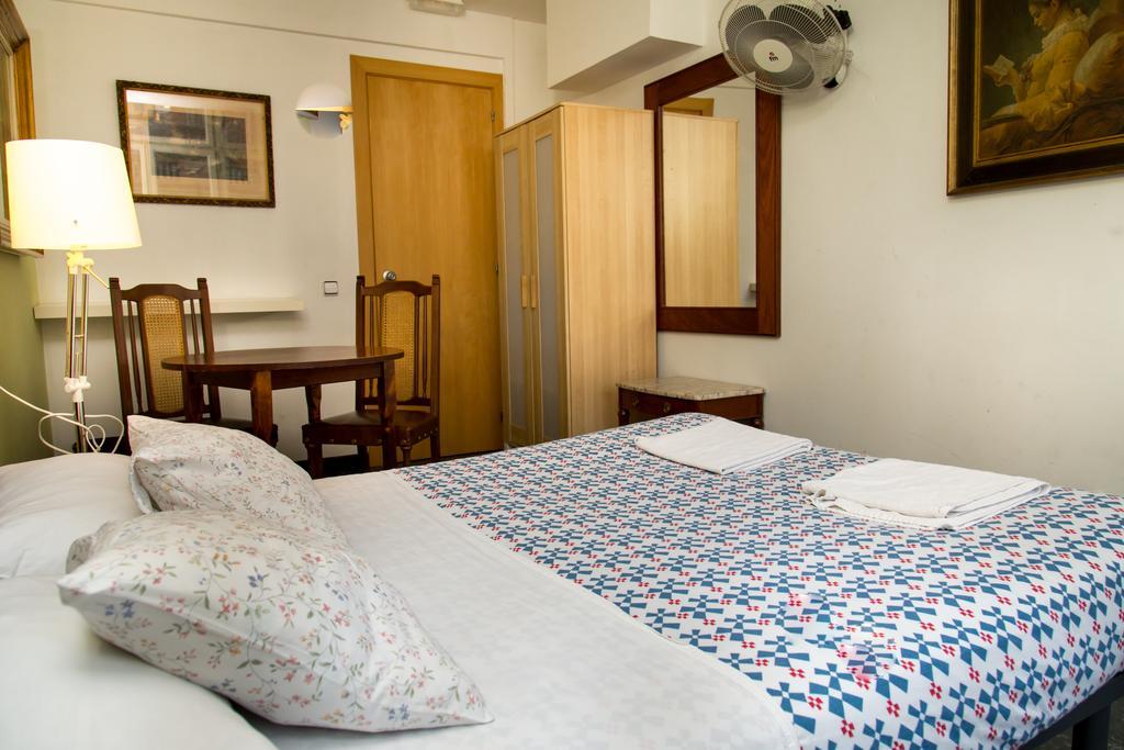 Hostal Lk Barcelona Bagian luar foto