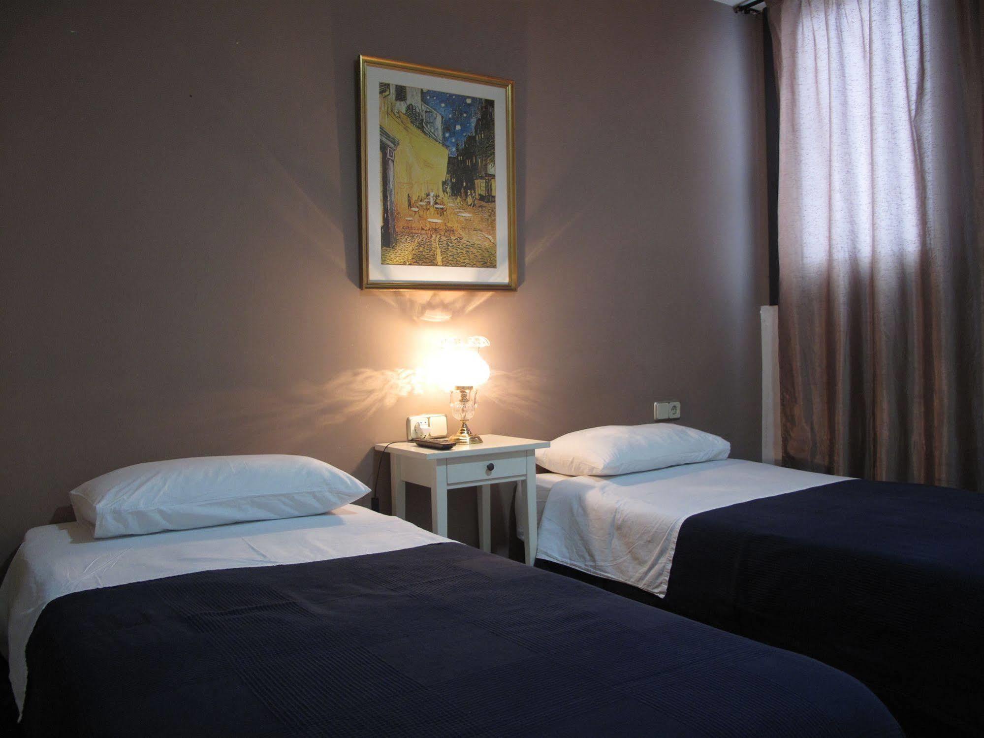 Hostal Lk Barcelona Bagian luar foto