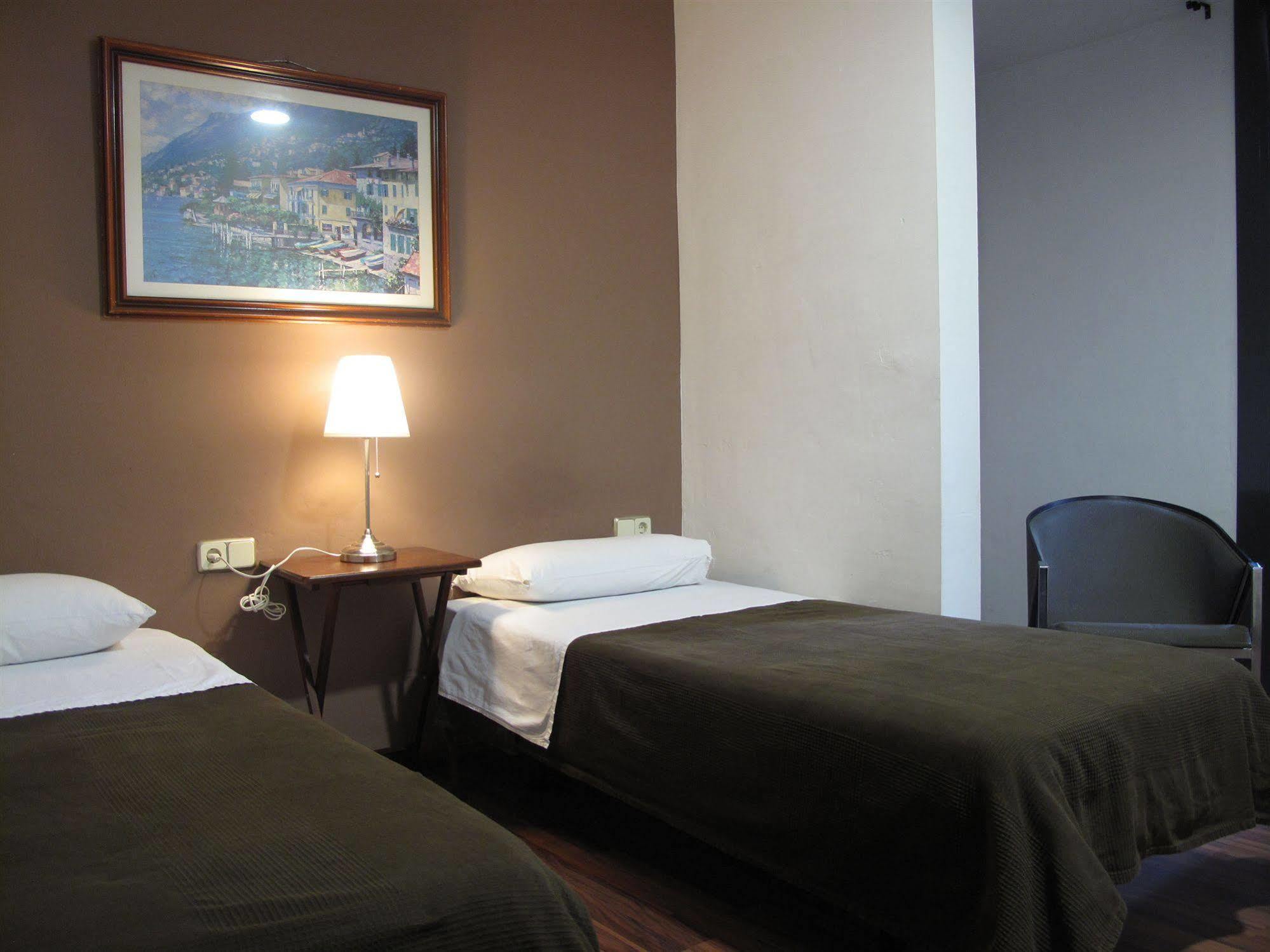Hostal Lk Barcelona Bagian luar foto