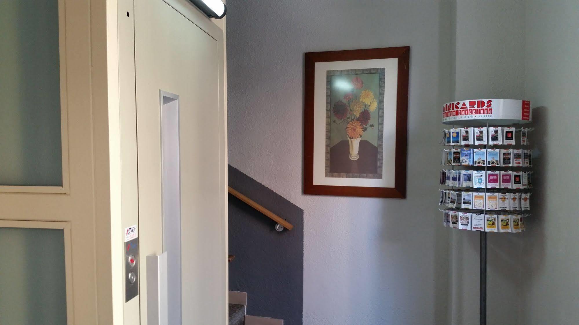 Hostal Lk Barcelona Bagian luar foto